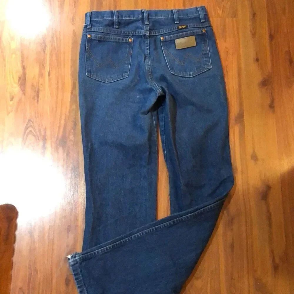 Wrangler Long leg pre-washed denim jeans. Style 936PWD size 32 x 36 unisex